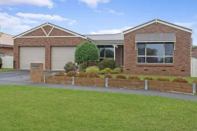 Image de Lovely 3 bedroom house located in quiet court complimented by large outdoor area