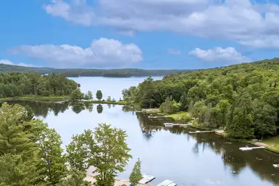 Image de The ultimate lake front with beach, family fun getaway with endless activities!