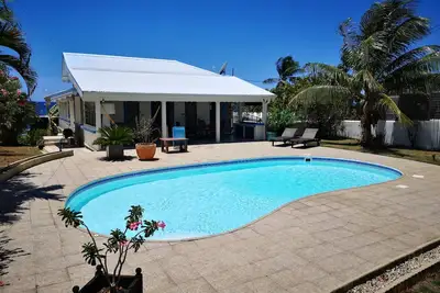 Image de « La Désirade », Ancienne Villa Créole Rénovée en Bord de mer Avec Piscine