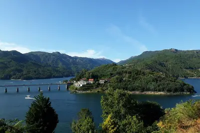 Image de O Abrigo do Verao / Maison près du lac