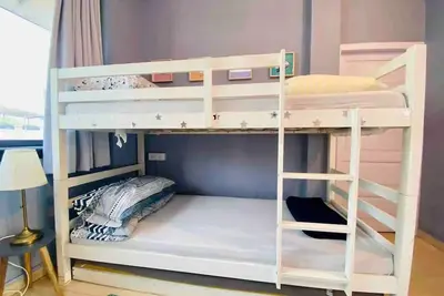 Image de Old Warm Charm with 2 Bedrooms Near Sea in Khar West\n
