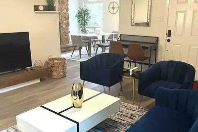 Image de Modern Home - Close to A&M!