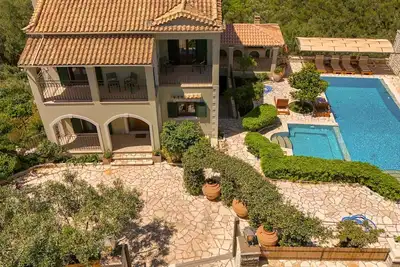 Tranquil three-bedroom private villa with Pool and Jacuzzi