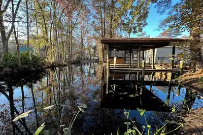 Image de Family Waterfront Home W/boat dock surrounded by Nature!