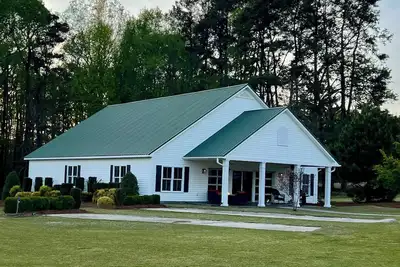 Image de Golf Destination w/ Private Driving Range w/ Lights, and Bar.