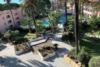 Image de Beau T2 à Golfe-juan en résidence piscine et vue mer. \nPlage à 10mn à pied.