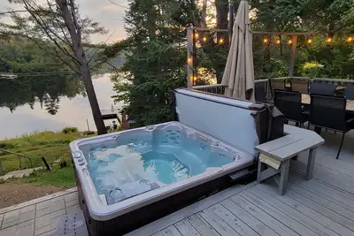Image de Tremblant Lakeside Cottage with Hot Tub