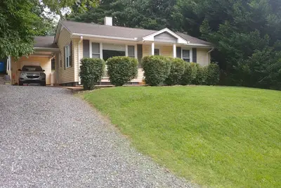 Image de Cozy Cork Cottage Asheville South Private/Secure/Quaint/ Near Airport