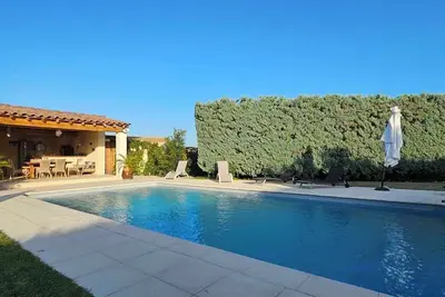 Image de Gîte mitoyen dans propriété avec piscine