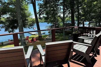 Image de Beautiful Lakeside Cottage on Quiet Street with Private Dock, Kayaks & Fire Pit