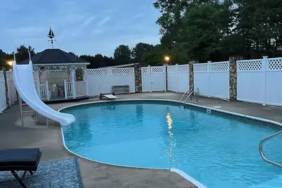 Image de Spacious ranch-style home with tranquil pool and multiple entertainment areas