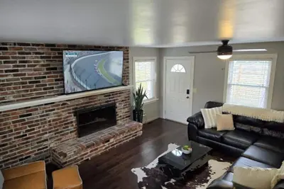 Image de Speedway Large Home- 4 bed/2 bath walking distance to Motor Speedway.