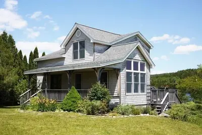 Image de Pond's Edge- A wonder-filled lakefront property across from Acadia National Park