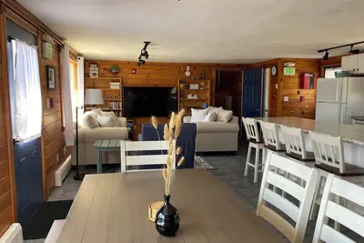 Image de Cozy home centrally located to beaches, restaurants and shopping.