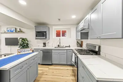 Image de Entire Unit 2 Bed 1 Bath Luxury Oasis Free Utilities, Parking, and A/C