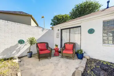 Image de Cozy 3 bedrooms home with a fireplace.