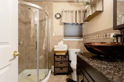 Image de Spacious one Bedroom Apt with  private entrance