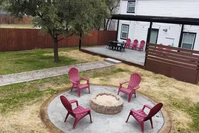 Simply GettaWaco Magnolia - Hot Tub, Sleeps 10+ & 5-minute walk to Silos!