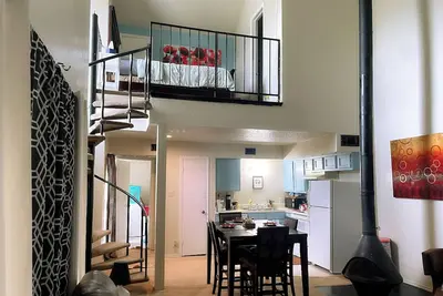 Image de Unique loft apartment 20 mins from downtown Dallas. Shopping & food 2 min away.