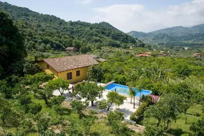 Maison confortable à Gaggi avec jacuzzi