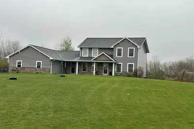 Image de 10 minutes from Lambeau  field! Sleeps 10. Cozi country living yet close to Gb!