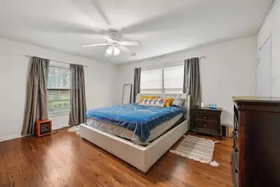 Image de Rest and Relaxation - large oasis in the middle of town.