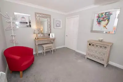 Image de Stylish 2-bed apartment close to beach & town