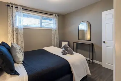 Image de Modern | 75\" 4ktv & Wii | Fire Pit | Standing Desk Dual Monitors | 3 min to Rcmp