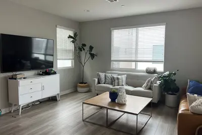Image de Modern Home in Gardena. Close to Lax, SoFi. Newly built in 2023. Gated Community