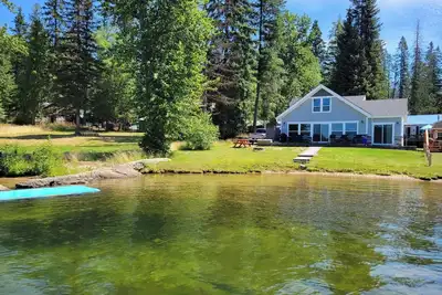 Image de Waterfront house on Priest Lake with private lake frontage.