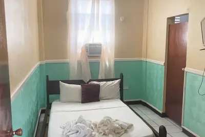 Image de Symes Zee - Bar, Resturant, Rooftop Views.