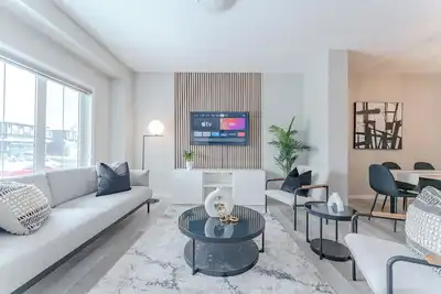 Family Getaway Home - 2 Private Suites | Sleeps 10 | Excellent for groups