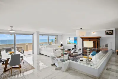 Marbella 2000 Penthouse - 3 bed Penthouse frontline beach!
