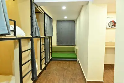 Image de Olive introduces a 8 bedded Dormitory for travellers visiting Darjeeling.
