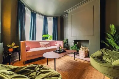Image de Headline: Stylish City Living with Garden