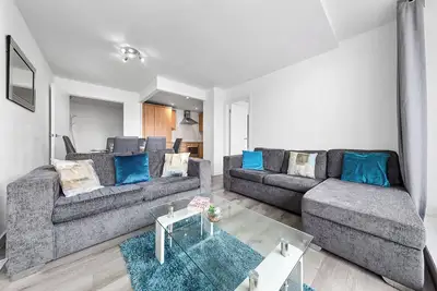 Image de 3 Bedroom 2 Bathroom River View Penthouse Close to Stations Including Parking