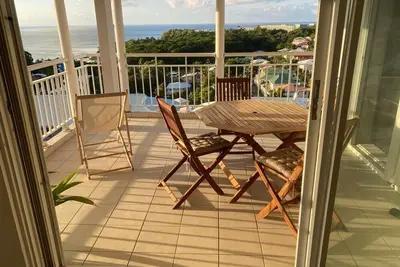 Image de T2 rénové et Terrasse Vue Mer proche Tartane