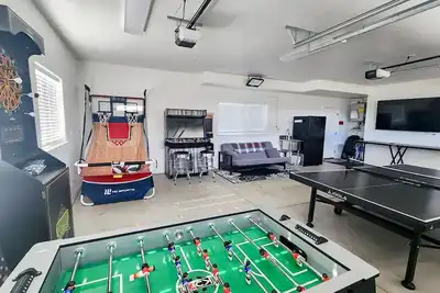 Image de Sleeps 22! Two Houses! Game Rooms!