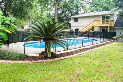 Image de The Landing Spot: Pool + Ping-Pong + Mod Style!