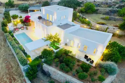 Image de Villa de Luxe avec Piscine au Milieu d'une Oliveraie et Vue superbe sur la Mer
