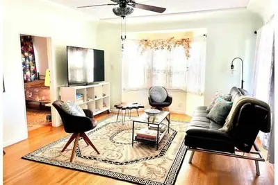 Image de Artsy Retreat w/ Cal-King Bed near Park, Shops, Restr, Airport. 30+Day Special