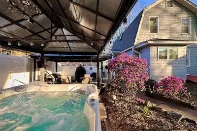 Image de Colonial Retreat - Private Hot Tub, Fenced Yard, Cozy Amenities