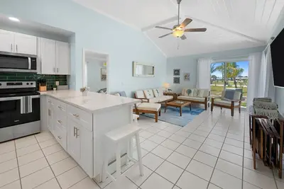 Image de Golf Cart Included, Acklins Villa, Treasure Cay, Bahamas, 100 yards from beach