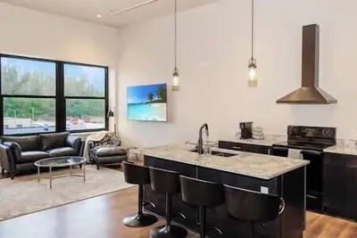 Image de Brand New Spacious 2 Br Downtown Burlington! Unit 301s