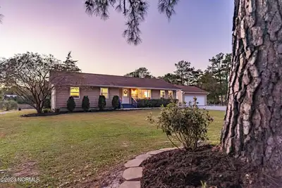 Image de Southern Charm on the Waterfront! Nestled right off the White Oak River!