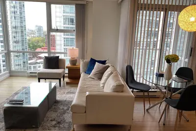 Image de Waterfront condo in vibrant Yaletown Marinaside neighbourhood