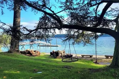 Image de Enetai Beach House, stunning waterfront w/ Dock, large deck and tennis court\n