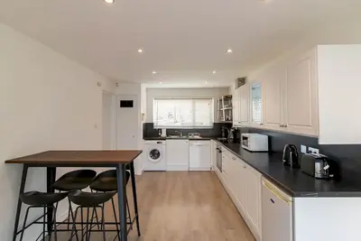 Image de Excellently located City Centre House | Pass the Keys