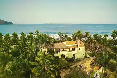 Image de Magnificent Architectural Ocean Front Estate blending harmoniously with nature. \n