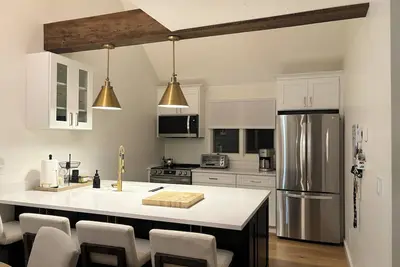 Image de Cozy ski retreat on Stratton mountain! \n Unwind in this newly renovated condo.